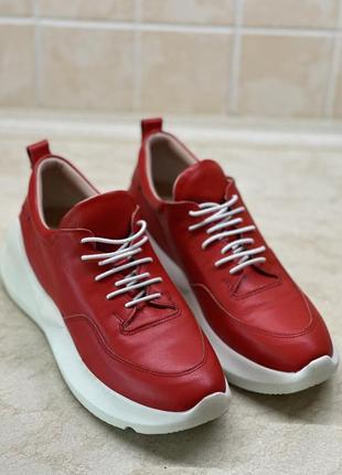Красные кожаные кроссовки