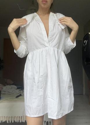 Стильное платье белого цвета в стиле беби-долл