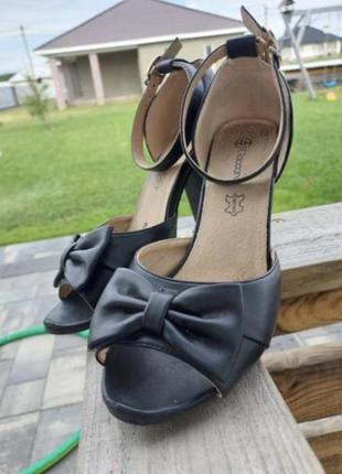 Босоножки на устойчивом каблуке для heels