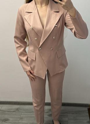 Брючный костюм классический пиджак и штаны персиковый/нежно-розовый