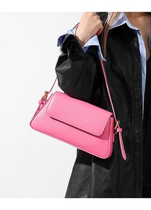 Женская сумка багет розового цвета
