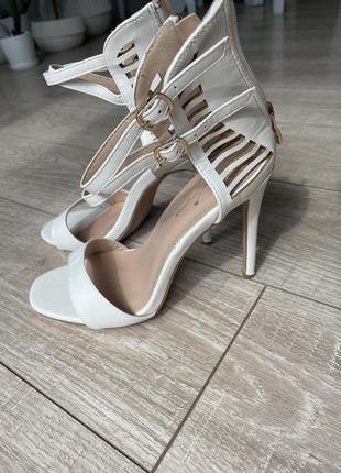 Босоніжки нові