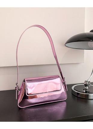 Жіноча сумка багет рожевого кольору