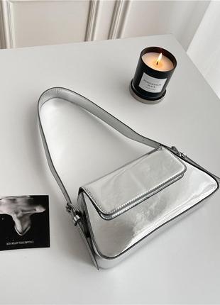 Жіноча сумка багет срібного кольору