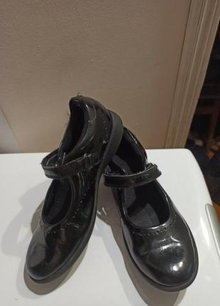 Чудові лаковані туфлі дівчинці clarks гарний стан 21,5 см