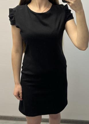Черное платье до колена1 фото