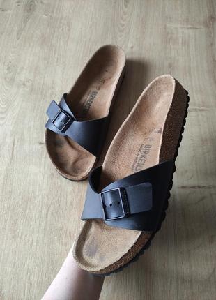 Стильные фирменные женские  кожаные шлепанцы  birkenstock, р.39