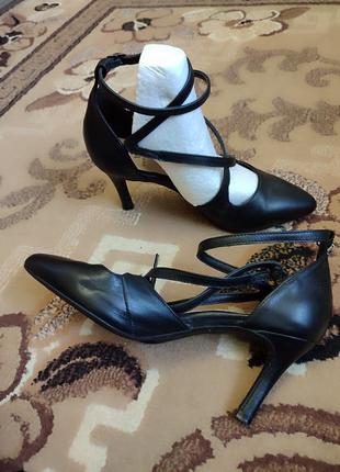 Закриті шкіряні босоніжки