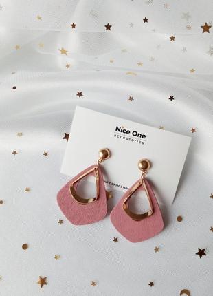 Ефектні сережки з елементами золота в рожево-пудровому кольорі.