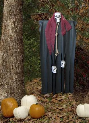 Декор для хэллоуина призрачный череп (95см) черный с бордо 10081