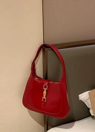 Классическая женская сумка багет красного цвета