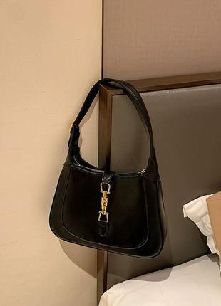 Женская сумка багет черного цвета
