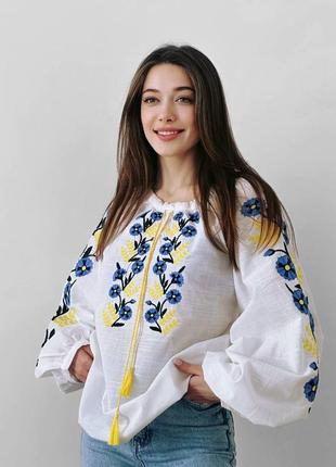 Жіноча стильна вишиванка, вишита сорочка, біла з сінім, жовтим українським орнаментом, блуза з вишивкою з об'ємним рукавом в українському стилі