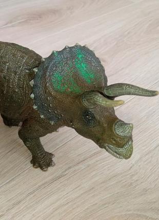 Динозавр. трицераптос.