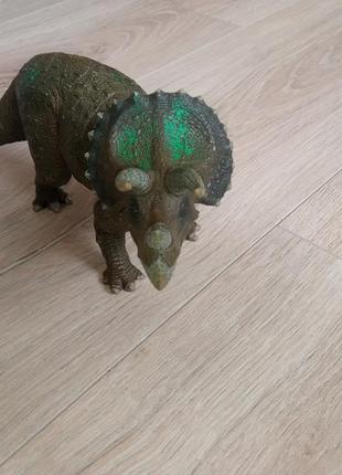 Динозавр. трицераптос.