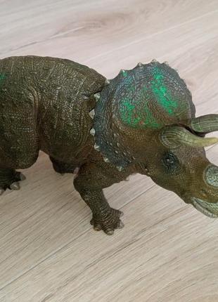 Динозавр. трицераптос.