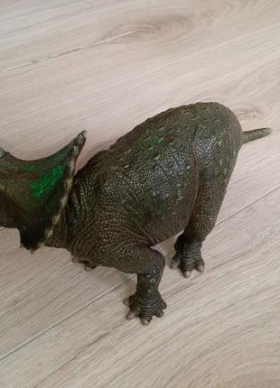 Динозавр. трицераптос.