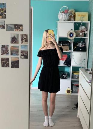 Чорна сукня з рюшами