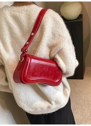 Женская сумка багет красного цвета