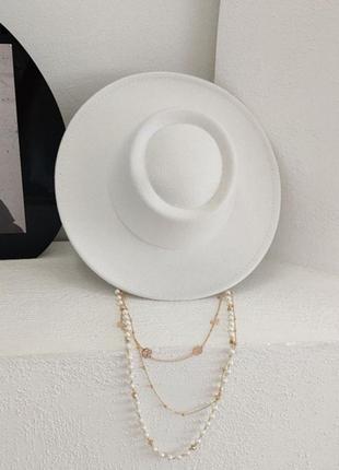 Шляпа канотье с тройной цепочкой и круглой тульей (поля 8 см) белая1 фото