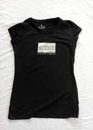 Чорна футболка з принтом