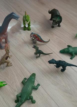 Набор динозавров больших и средних размеров.