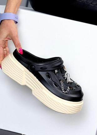 Круті легкі чорні шльопанці крокси з модним декором на бежевій підошві