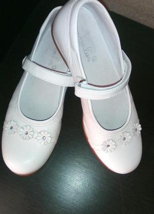 Шкіряні білі дитячі туфлі sabalin.