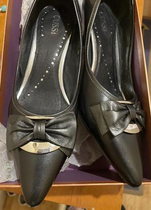 Gussi оригінальні чорні туфлі човники гостроносі 38