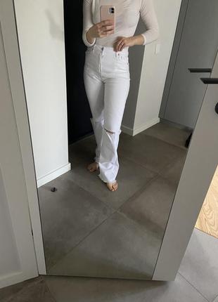 Белые джинсы с разрезами на коленях, размер м