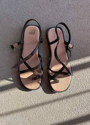 Босоножки женские кожаные черные на низком ходу2 фото
