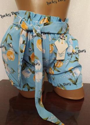 Летние голубые шортики в цветочный принт, с пояском