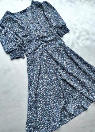 Короткое цветочное платье с глубоким декольте.