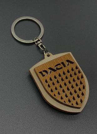 Брелок деревянный dacia. 5.5см