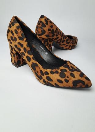 Туфли с леопардовым принтом. присутствует дефект.