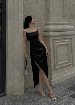 Жіноча елегантна чорна атласна сукня максі довга на бретельках стильна якісна трендова з розрізом