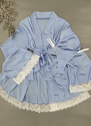 Короткий шелковый халат с длинными рукавами с белым кружевом и кружными бикинами