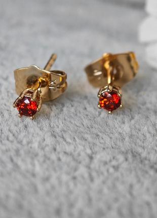 Серьги гвозди с красным камушком