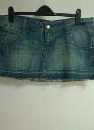Джинсовая юбка с необработанными краями и стразами 16/50-52 размера