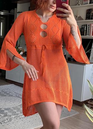 Яскраво оранжева вʼязана сукня