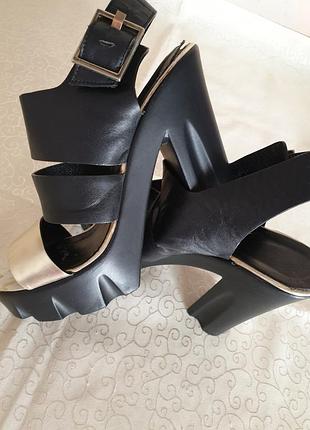 Женские босоножки на каблуке