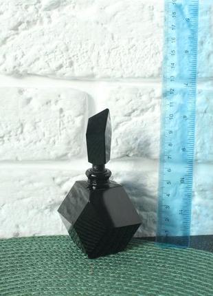 Вінтажна пляшка парфумів у стилі арт-деко з непрозорого чорного скла з пробкою.