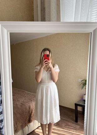 Белое платье с кружевом