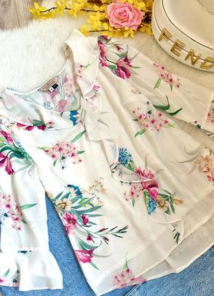 Біла класична блуза з тропічними квітами