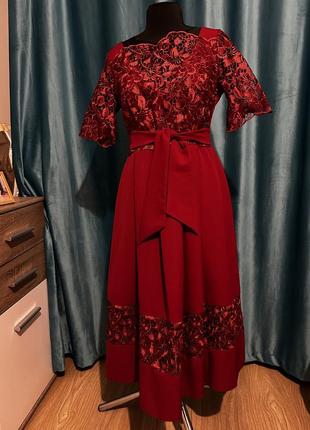 Праздничное платье в бордовом цвете