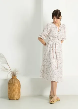 Приталенное белое платье миди с поясом муслиновое платье с цветками