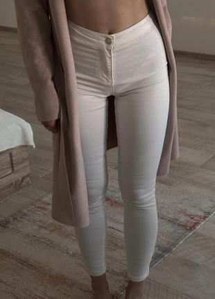 Белые джинсы