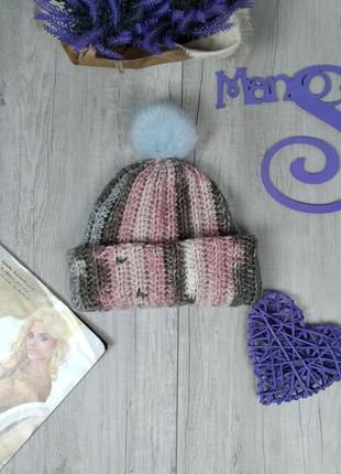 Женская зимняя вязаная шапка с отворотом и помпоном розово серая размер универсальный