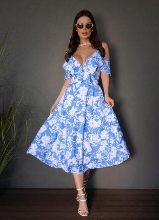 Блакитна квіткова сукня-халат з воланами