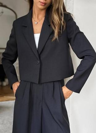 Костюм женский: укороченный пиджак и брюки палаццо